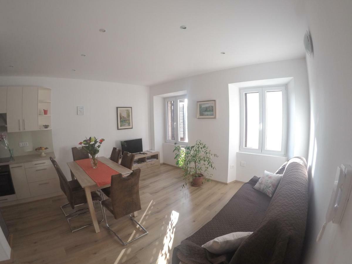 Prenocisca Rusjan Apartment Rence Bagian luar foto